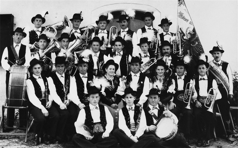 1957 feiert die Musikkapelle ihr 100-jähriges Bestehen